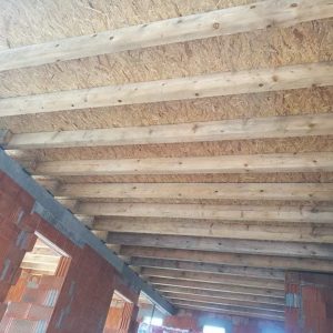 Montáž dreveného stropu a OSB  dosiek