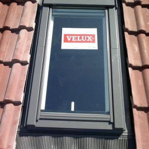 Montáž strešných okien Velux a doplnkov ako su žaluzie či rolety