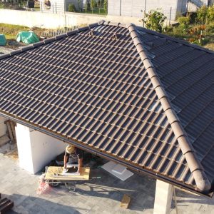Montáž strechy na záhradnom domčeku - Pod strechou stav