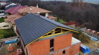 Strecha je z väzníkového krovu, typ strešnej krytiny: Tondach Samba 11